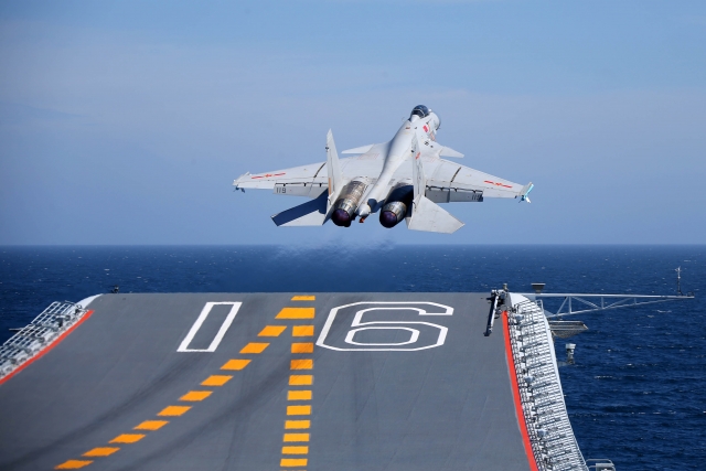 China's Carrier-Borne J-15 Jets Qualified for Night-time Buddy-refueling