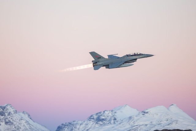 Ukrainian Fighter Pilots Commence Training in Denmark with Norwegian F-16s
