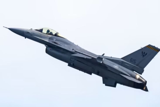 Singaporean F-16 Fighter Crashes During Take-off, Pilot Hurt
