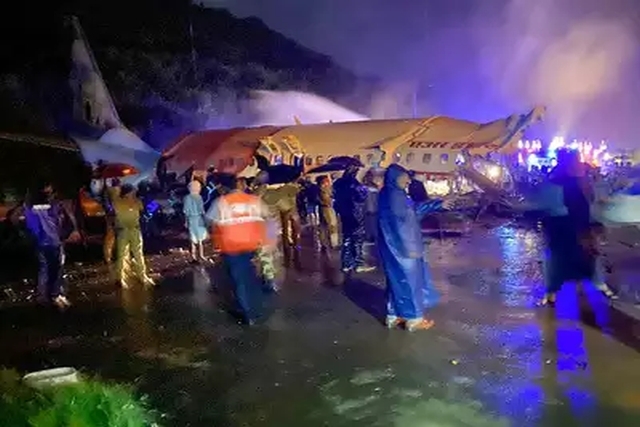 14 Dead, Including Pilot as Dubai-Calicut Air India Plane Overshoots Runway, Breaks in Two