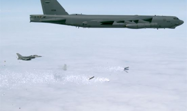 US Military Drops Leaflet Bombs to Test B-52 Bombers’ Ability