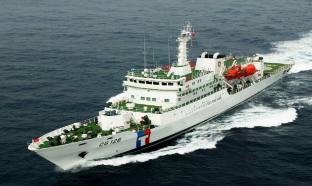 Taiwan Coast Guard Ship Confronts Chinese Fishing Vessels with Water Cannons