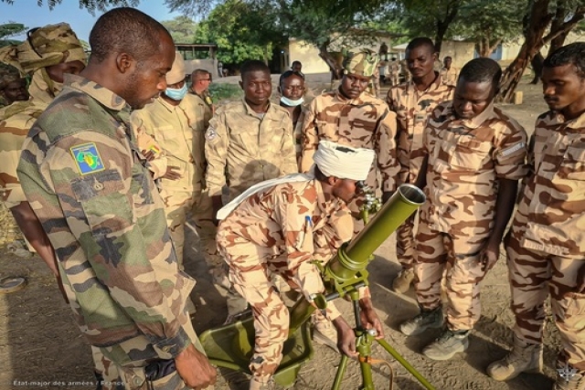 French Army Trains Chadian Soldiers on 82mm Mortar Use