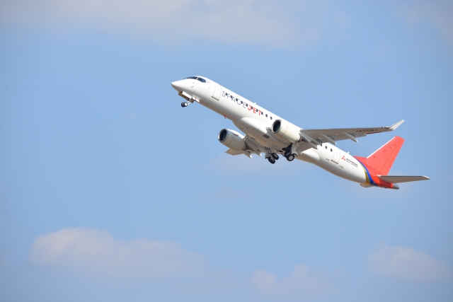 First Flight of Mitsubishi SpaceJet M90 Airliner in final, certifiable configuration