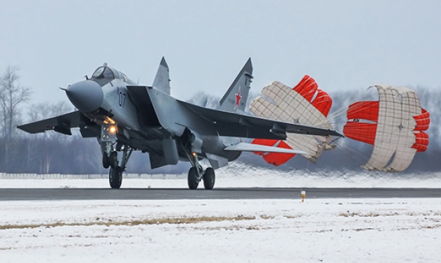 Russian MiG-31BM fighter jets Practice dog-fight in stratosphere