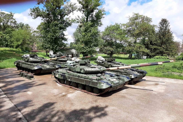 Ukrainian Army Receives Modernized T-64 Tanks